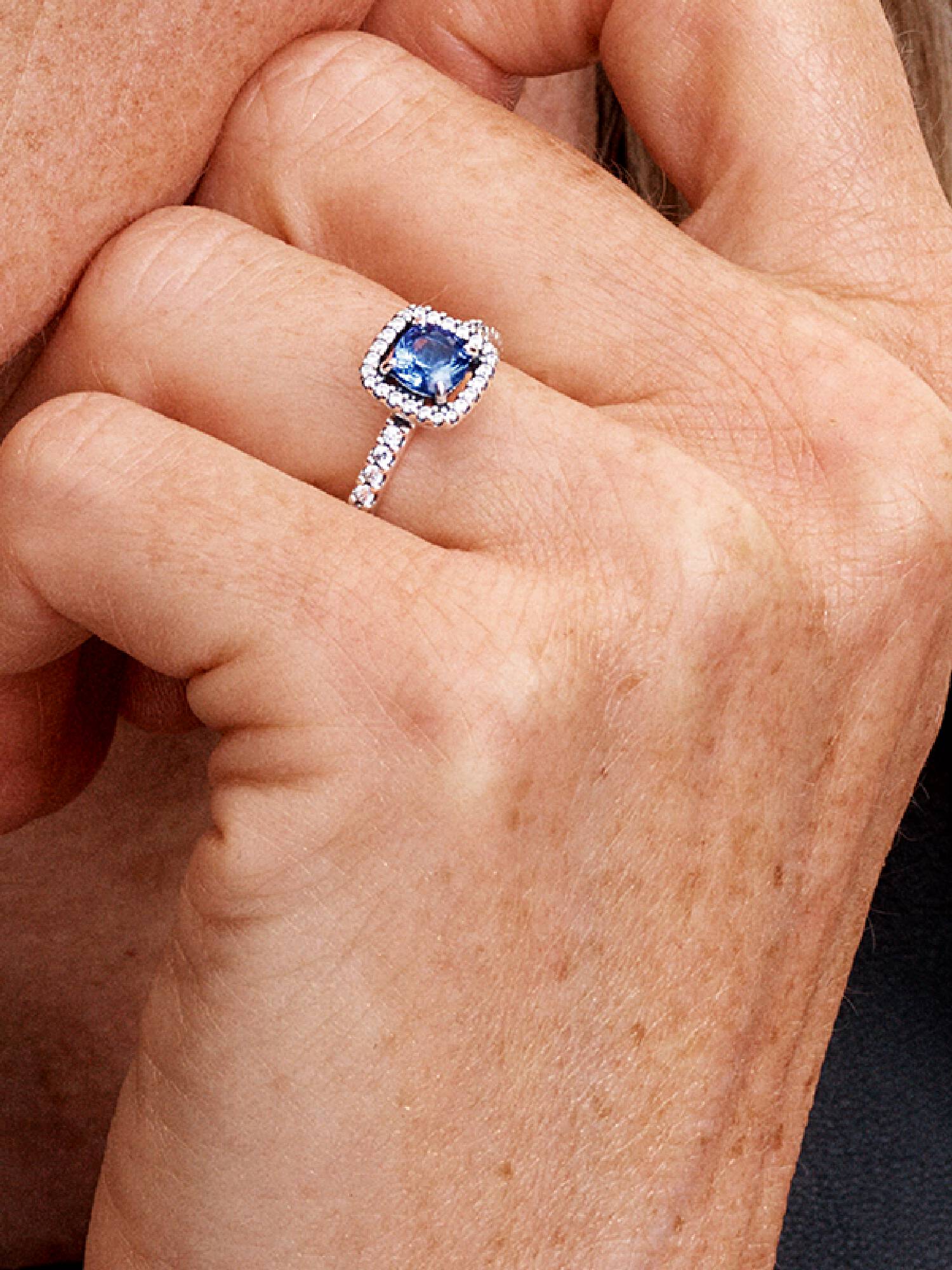 Sprankelende ring met vierkante blauwe halo