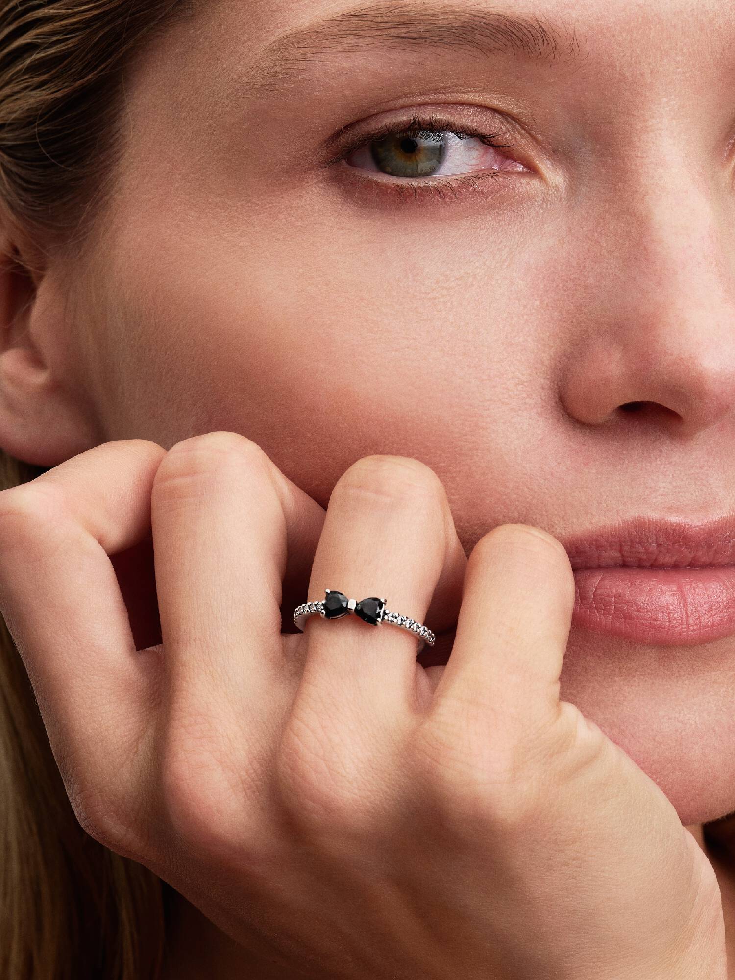Sprankelende ring met zwarte strik