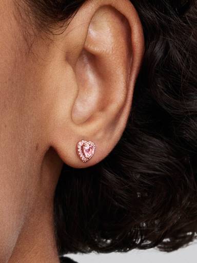 Roze verhoogd hart oorknopjes