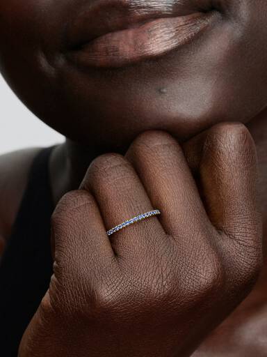 Sprankelende Blauwe Halve Eternity Bandring
