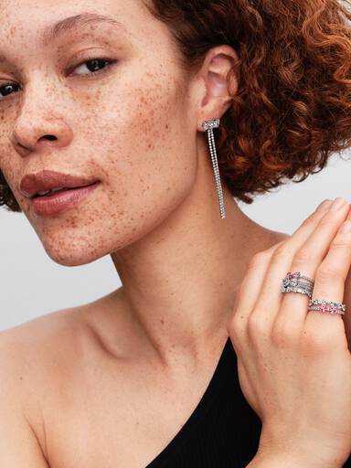 Sprankelende ring met roze strik