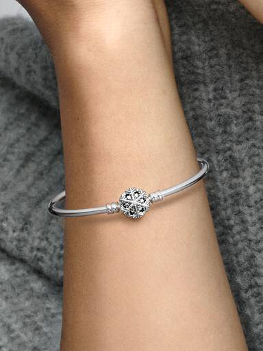 Pandora Moments Sparkling Snowflake Clasp Bangle