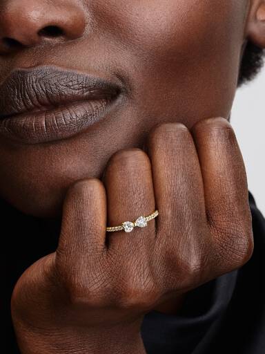 Sprankelende ring met heldere strik