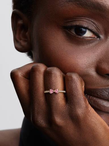 Sprankelende ring met roze strik
