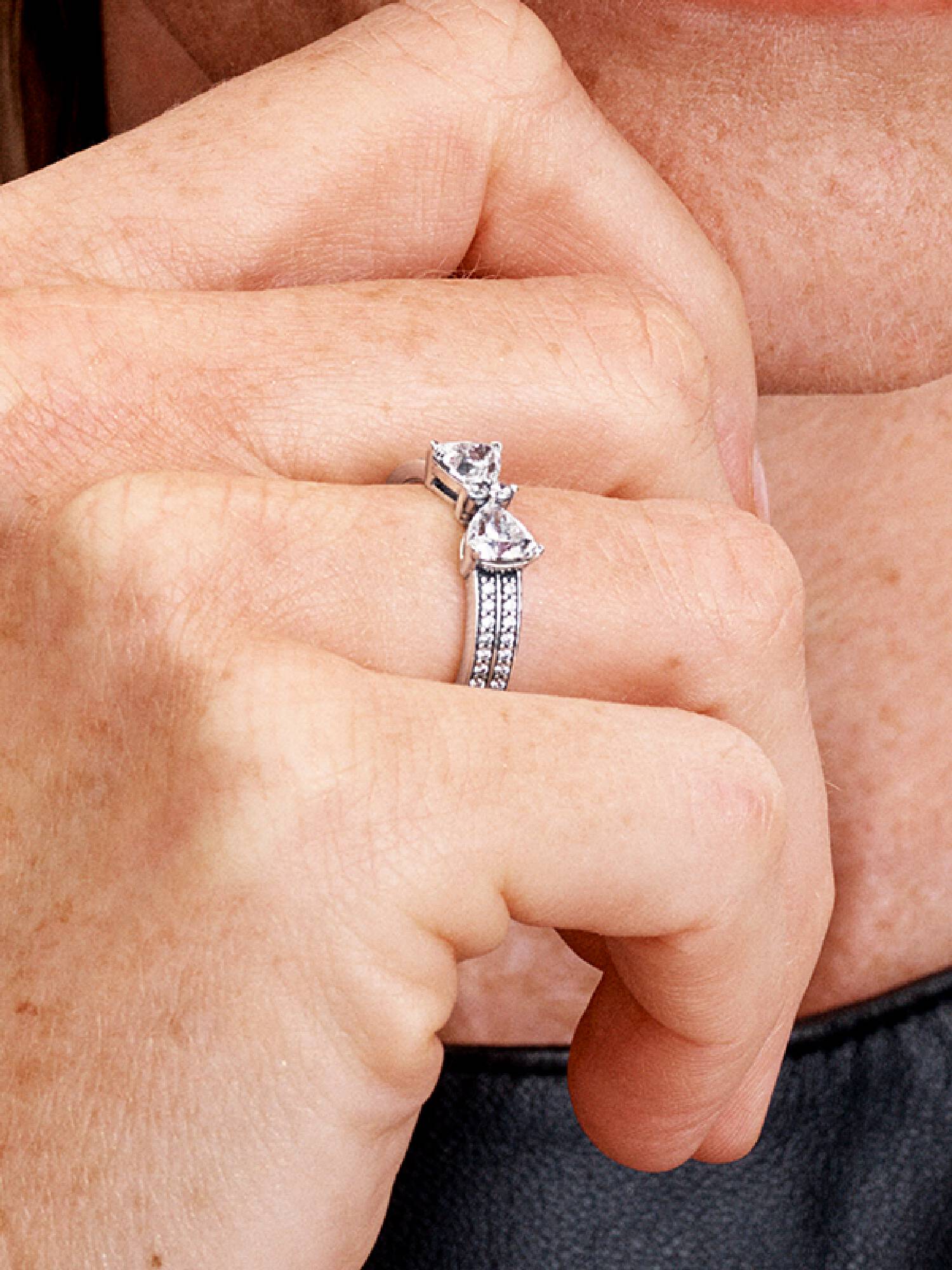 Sprankelende ring met strik en dubbele band