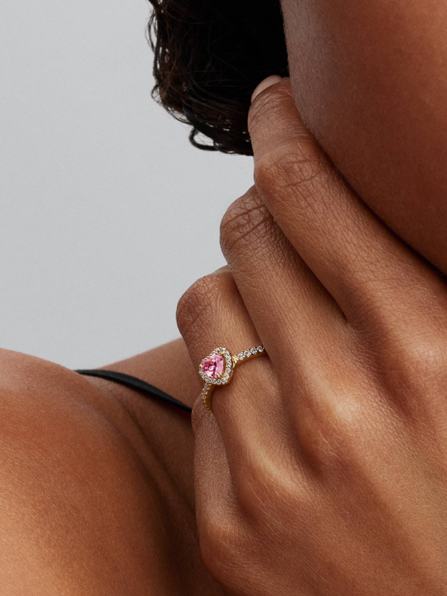 Verhoogd roze hartring