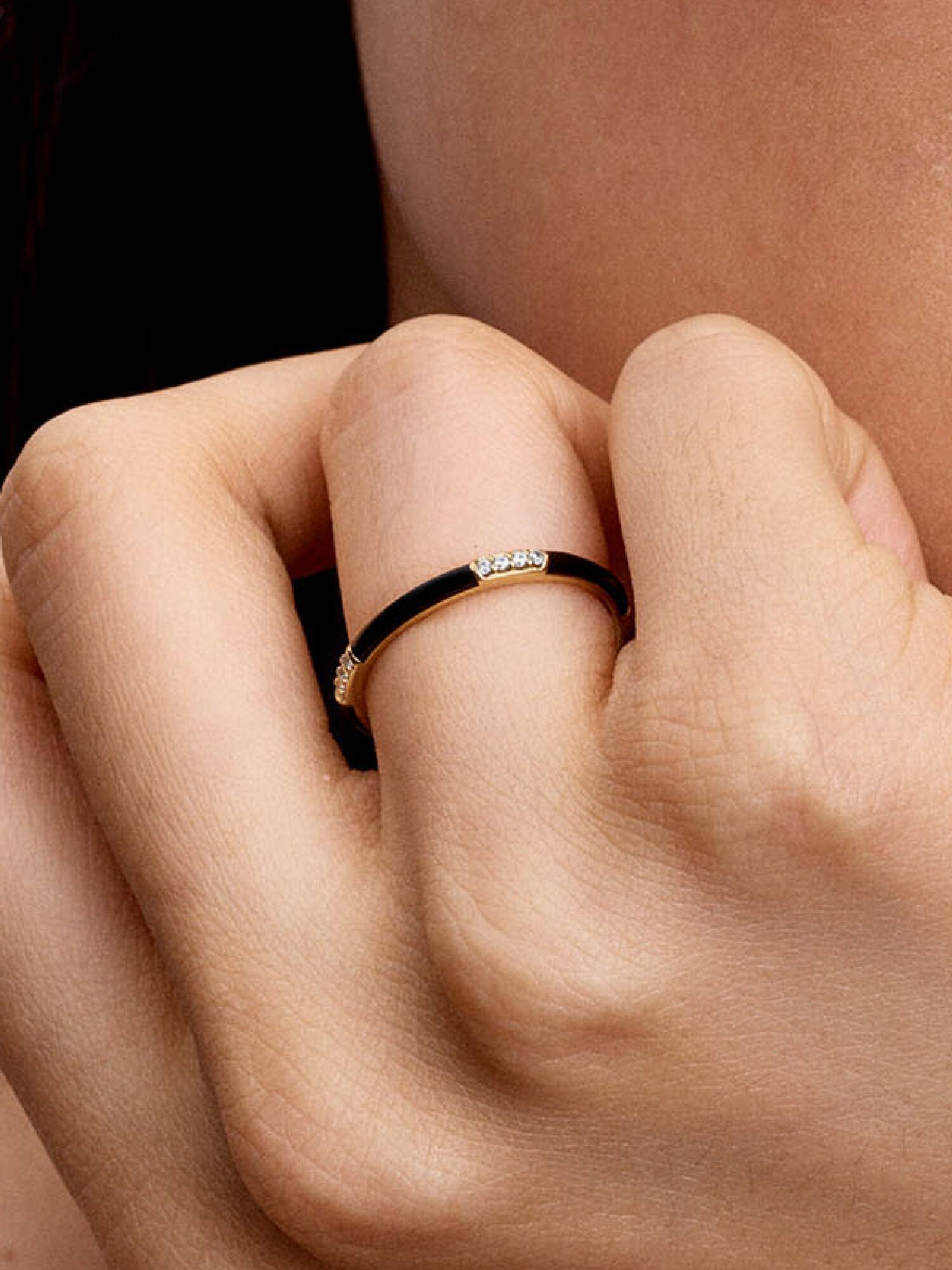 Zwart emaille en stenen ring