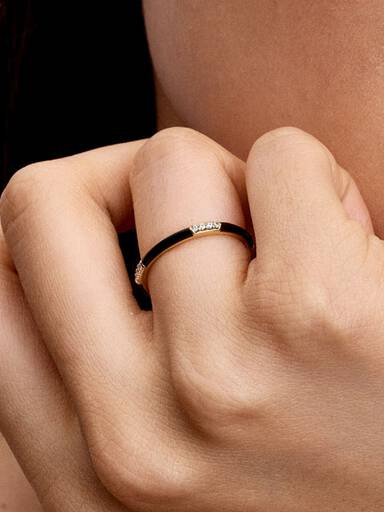 Zwart emaille en stenen ring