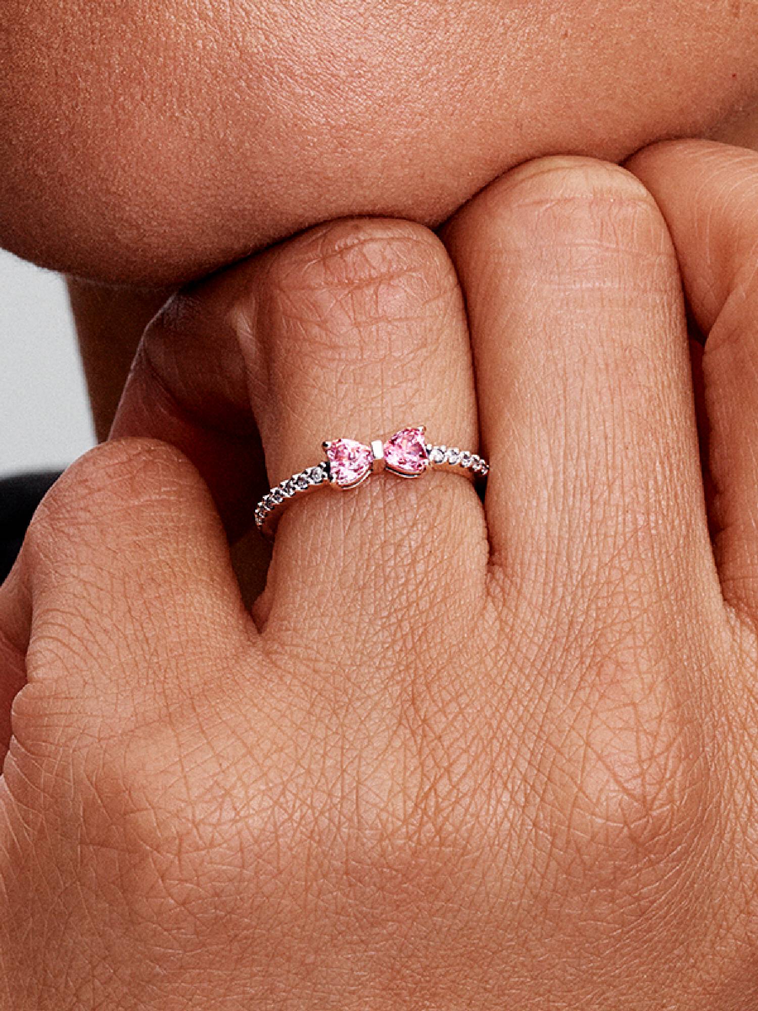 Sprankelende ring met roze strik