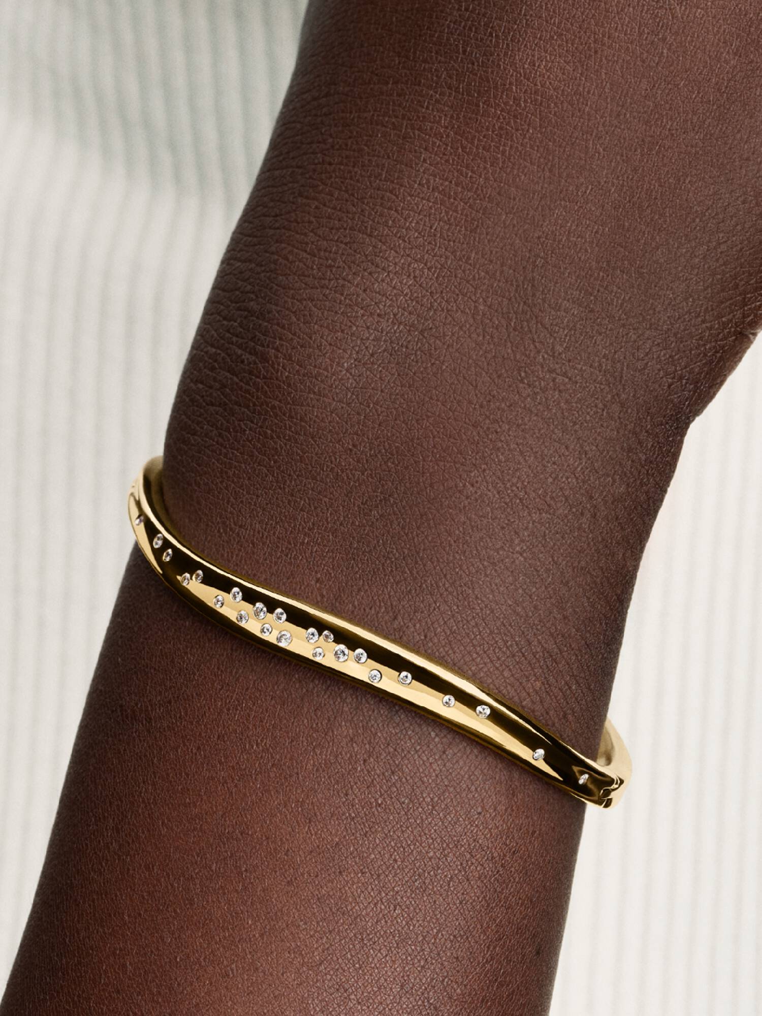 Organisch Gevormde Steengezette Bangle