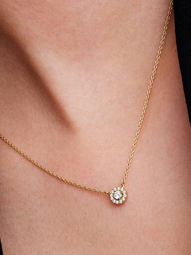 Halsketting met hanger met ronde halo en pavé