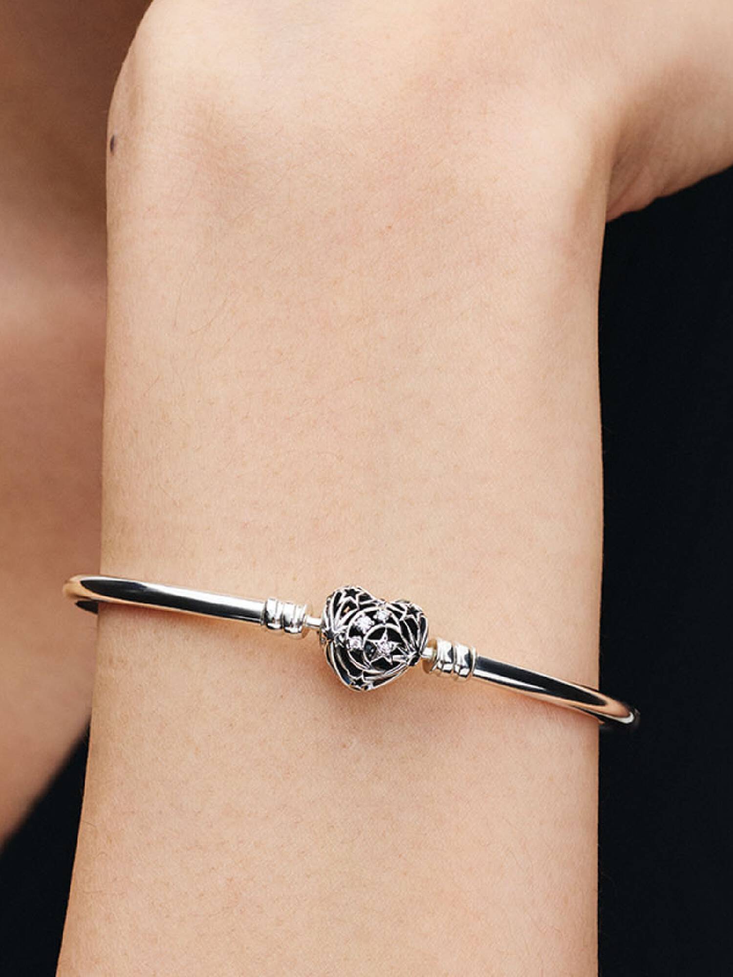 Kosmische bangle met hartsluiting