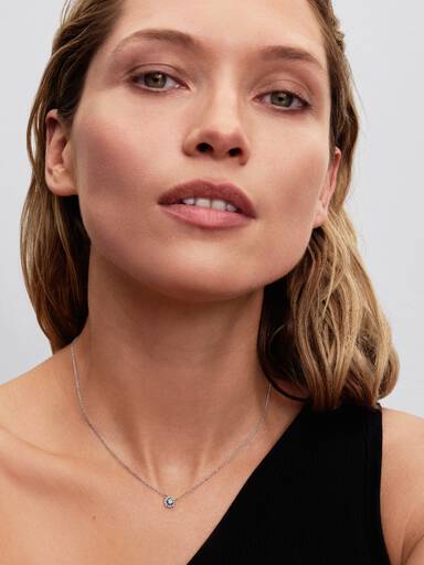 Halsketting met hanger met ronde halo en pavé