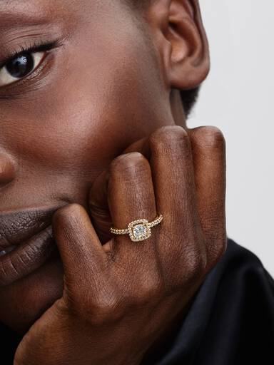 Sprankelende ring met vierkante heldere halo