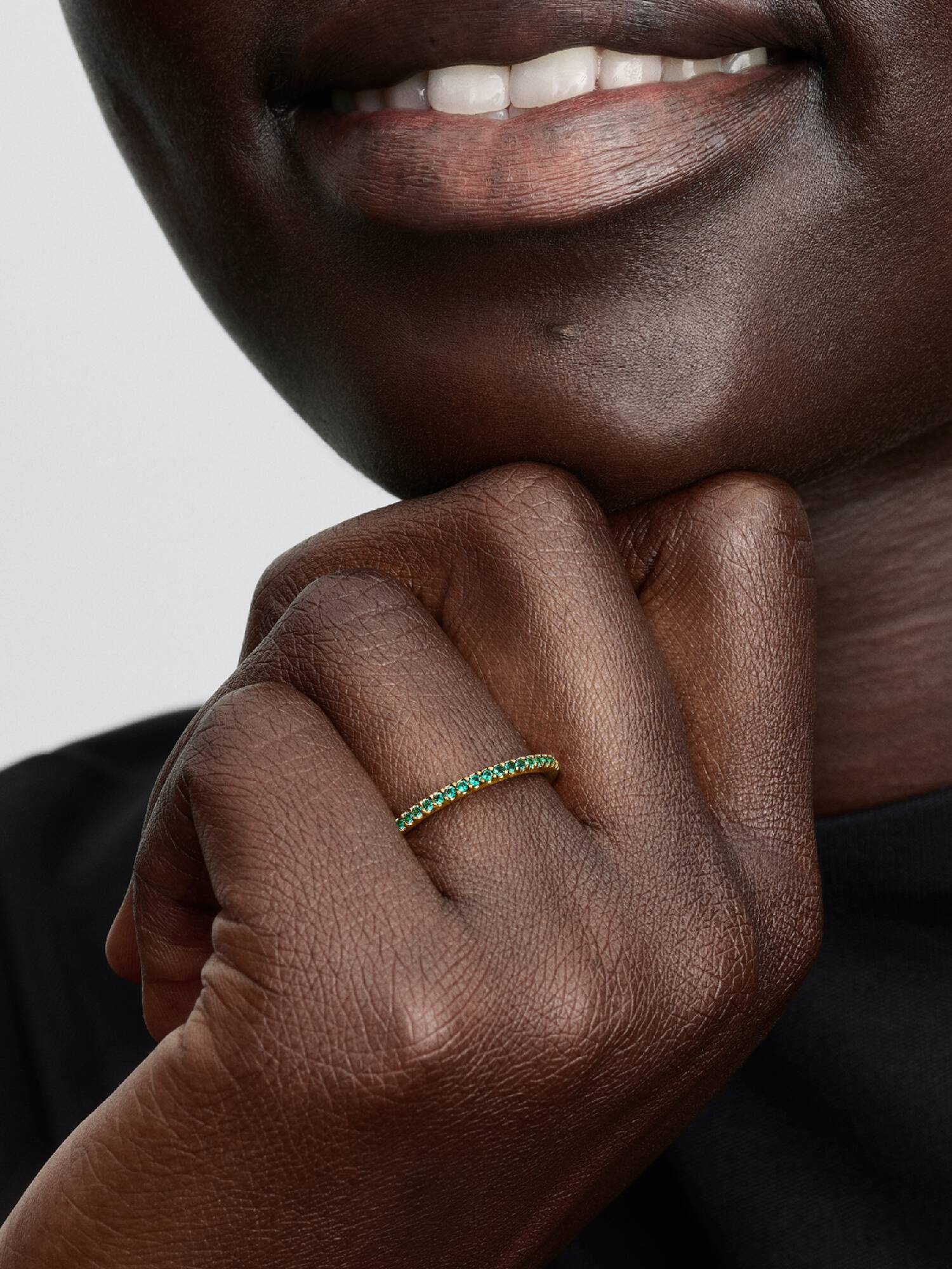 Sprankelende Groene Halve Eternity Bandring