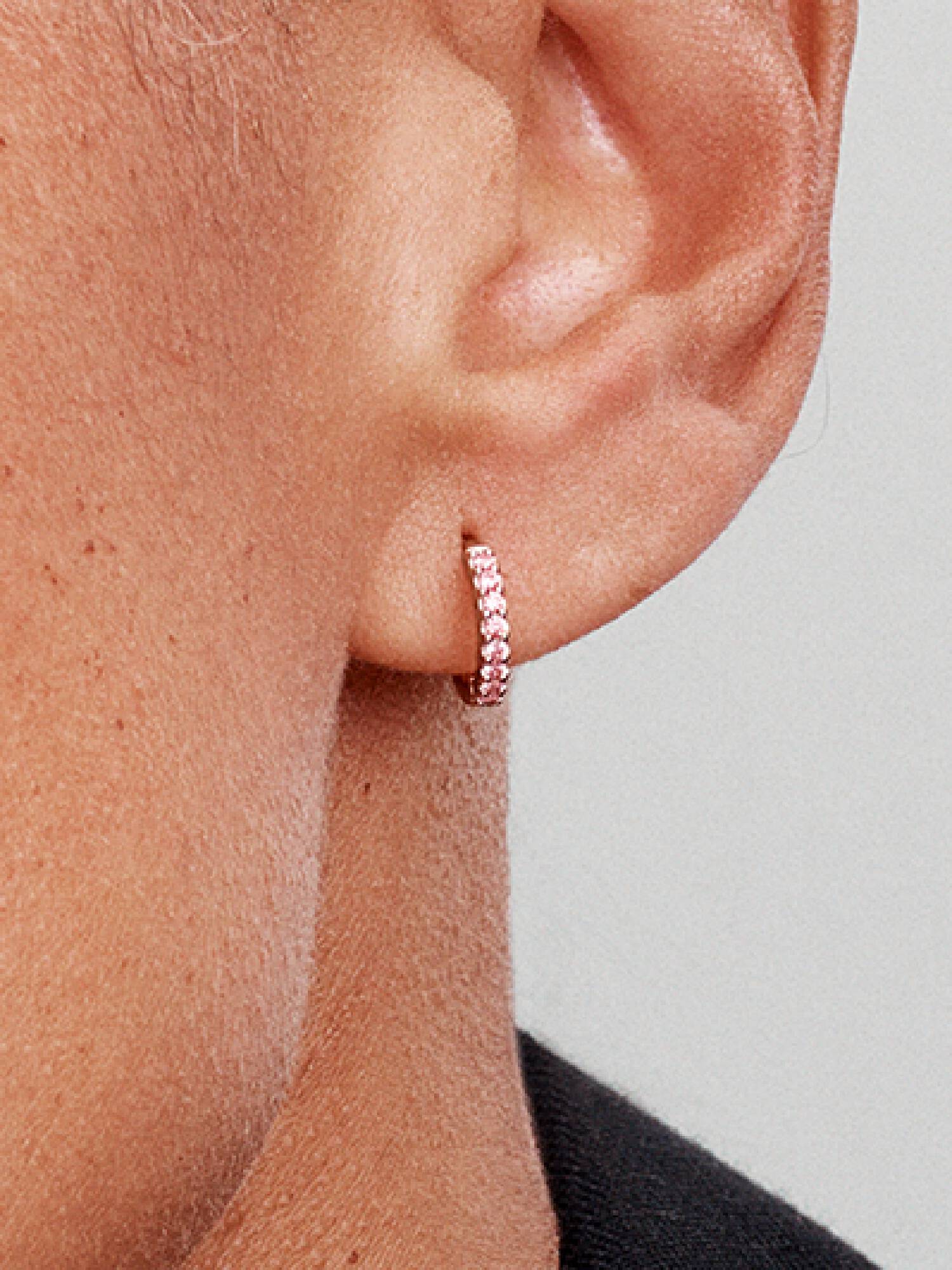 Sprankelende roze huggie-oorringen