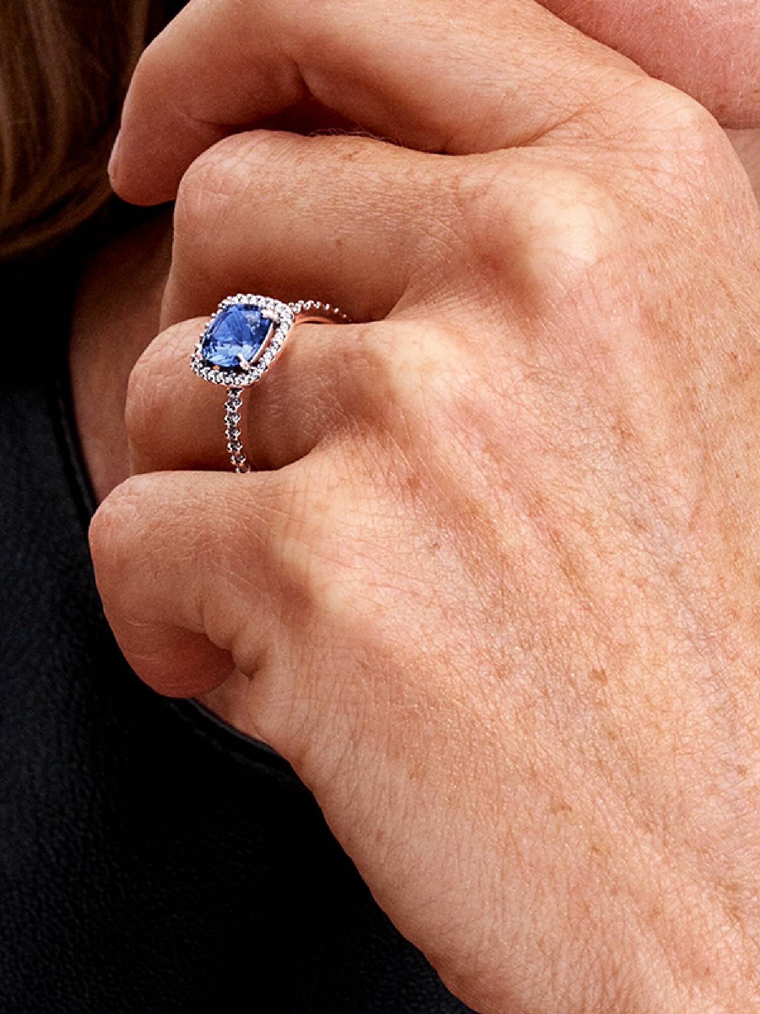Sprankelende vierkante blauwe halo statement-ring