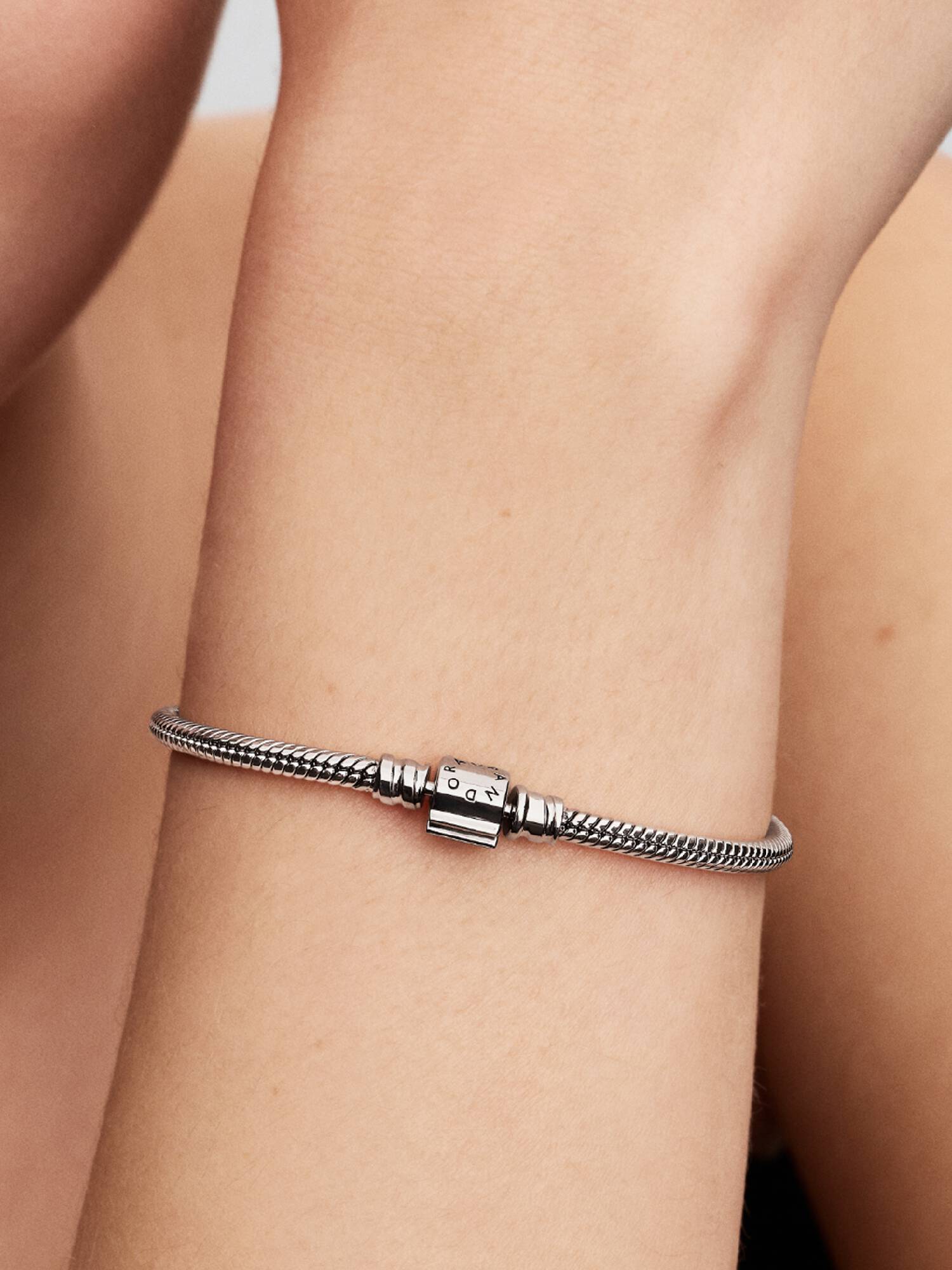 Pandora Moments Armband met Mini Tonvormige Sluiting, Platina Verguld
